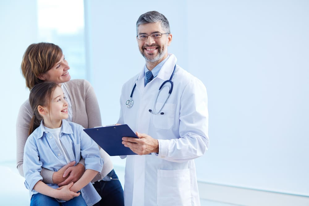 Médico atendiendo a una madre y su hija
